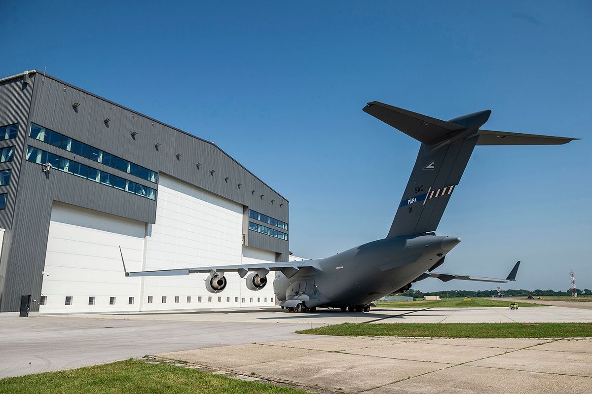 Pápa, 2019. június 27.
A NATO Nehéz Légiszállító Ezredének (HAW) egyik Boeing C-17 Globemaster típusú teherszállító repülőgépe a Magyar Honvédség pápai bázisrepülőterén 2019. június 27-én. Ezen a napon parancsnokváltás volt az ezred élén.
MTI/Bodnár Boglárka