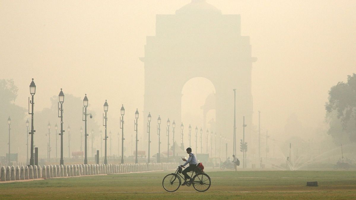 Fulladozik a szmogtól Delhi, India a mesterséges esőben látja a megoldást
