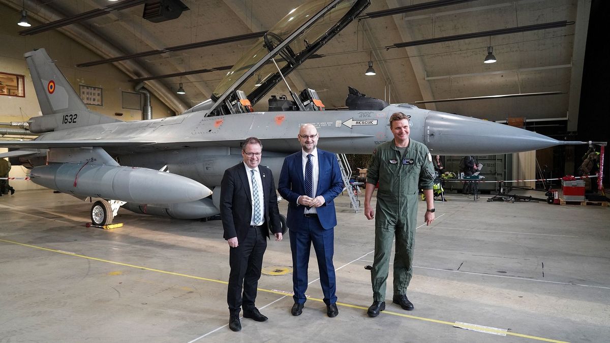 Románia megkapta az első F-16-osokat, kezdődhet az ukrán pilóták kiképzése