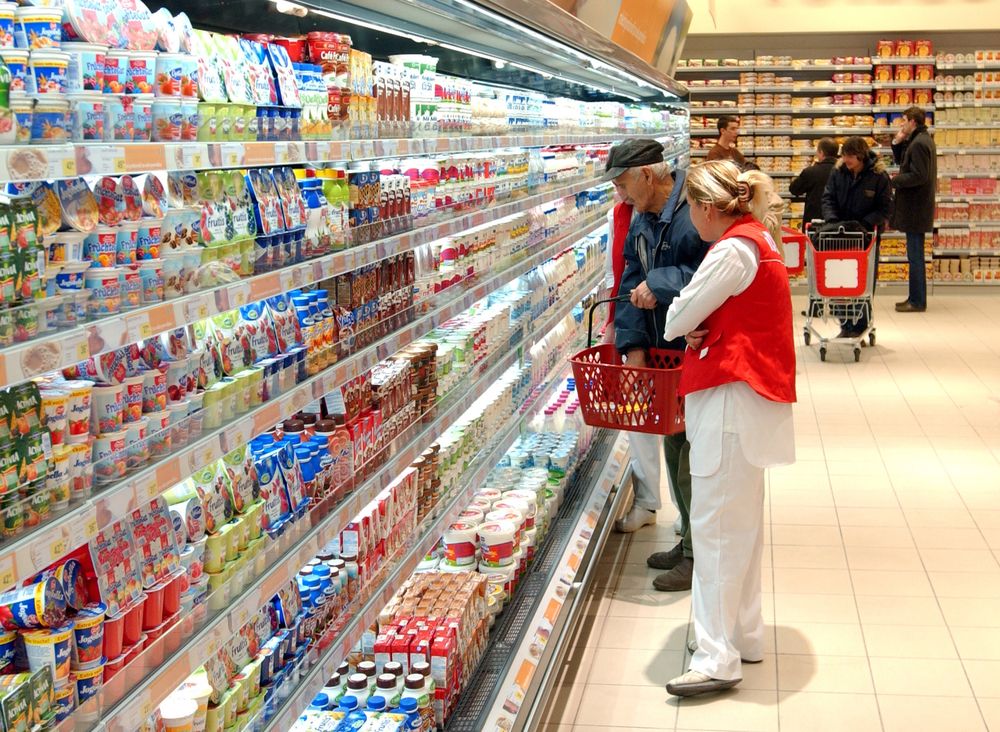 Belgrade,serbia,-,Circa,January,2007:,Unidentified,Customer,Buys,Food,In