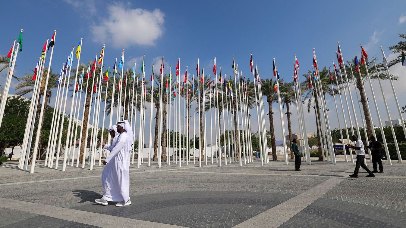 Participants arrive at the venue of the COP28 United Nations climate summit in Dubai on November 29, 2023. The central focus of the November 30 to December 12 COP28 talks will be a damning stocktaking of the world's limited progress on cutting greenhouse gas emissions. (Photo by Giuseppe CACACE / AFP)