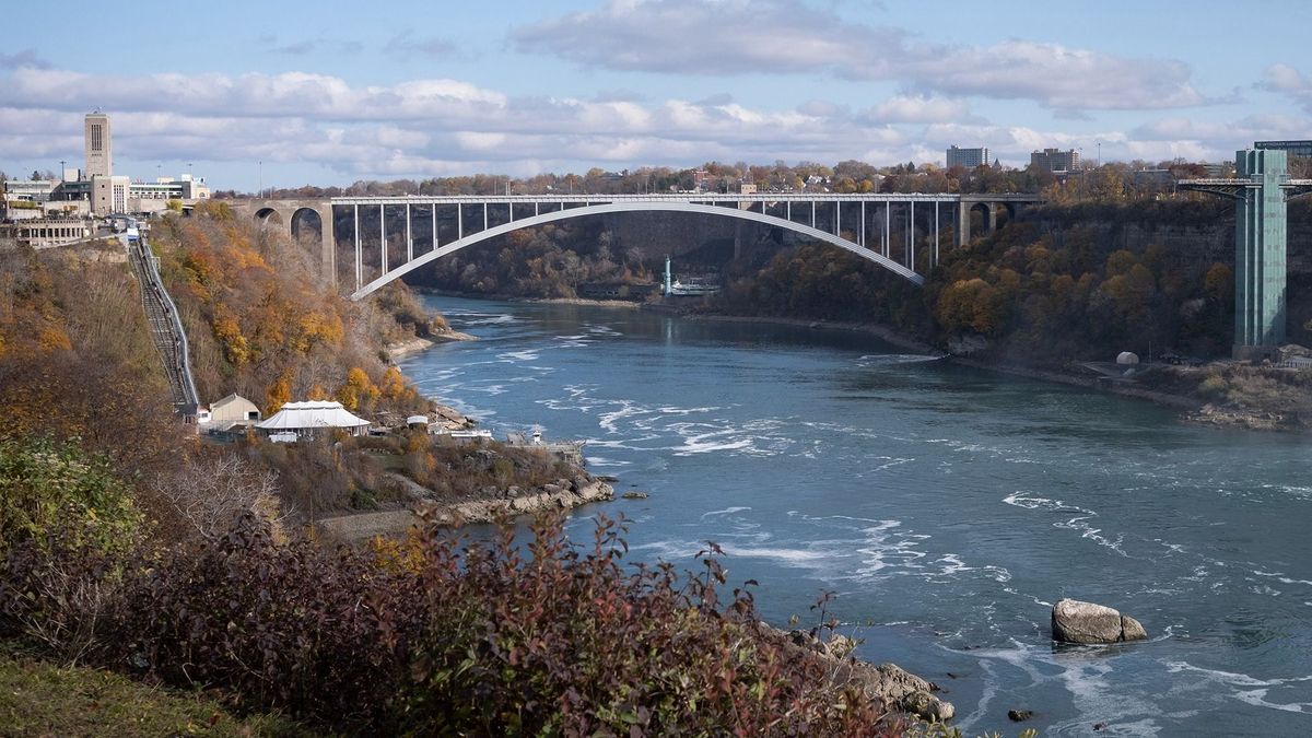 Autó robbant a Niagaránál lévő Szivárvány hídon - átkelőket zártak le az amerikai-kanadai határon