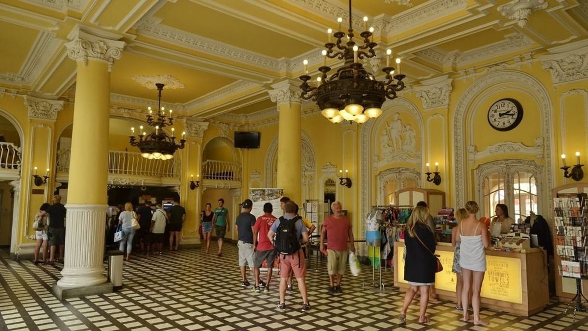 Elkapkodták a 150 forintos fürdőjegyeket, szombaton érdemes lesz korán kelni