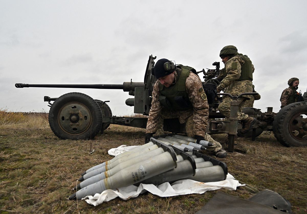 Ukrainian servicemen prepare artillery ammunition during in an anti drone drill in Chernigiv region on November 11, 2023. (Photo by Sergei SUPINSKY / AFP)