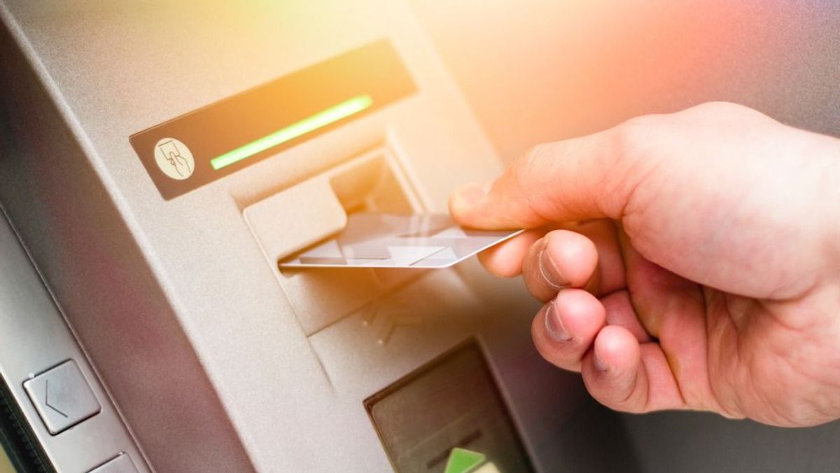 Egy férfi közel kétmillió forintot vett fel egy idős nő számlájáról: összesen 28 forintot hagyott az áldozatánál