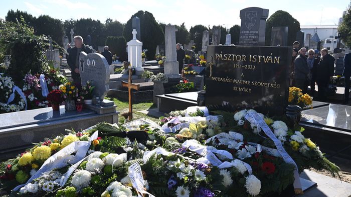 Szabadka, 2023. november 4.
Pásztor István, a Vajdasági Magyar Szövetség (VMSZ) elnökének virágokkal borított síremléke a temetési szertartás kezdete előtt a Bajai úti temetőben Szabadkán 2023. november 4-én. Pásztor István 67 éves korában, október 30-án hunyt el.
MTI/Máthé Zoltán