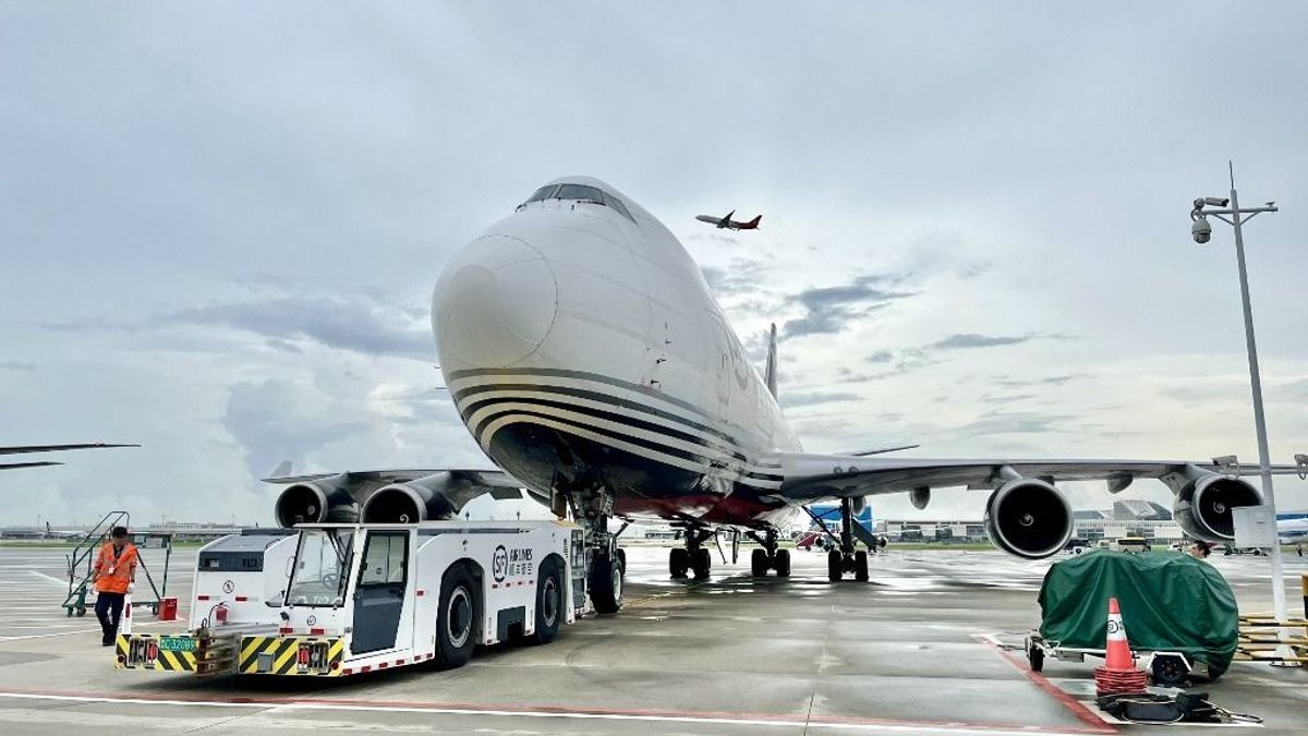 Hatalmas gép landolt Ferihegyen, büszkén fotózkodtak vele a kínaiak