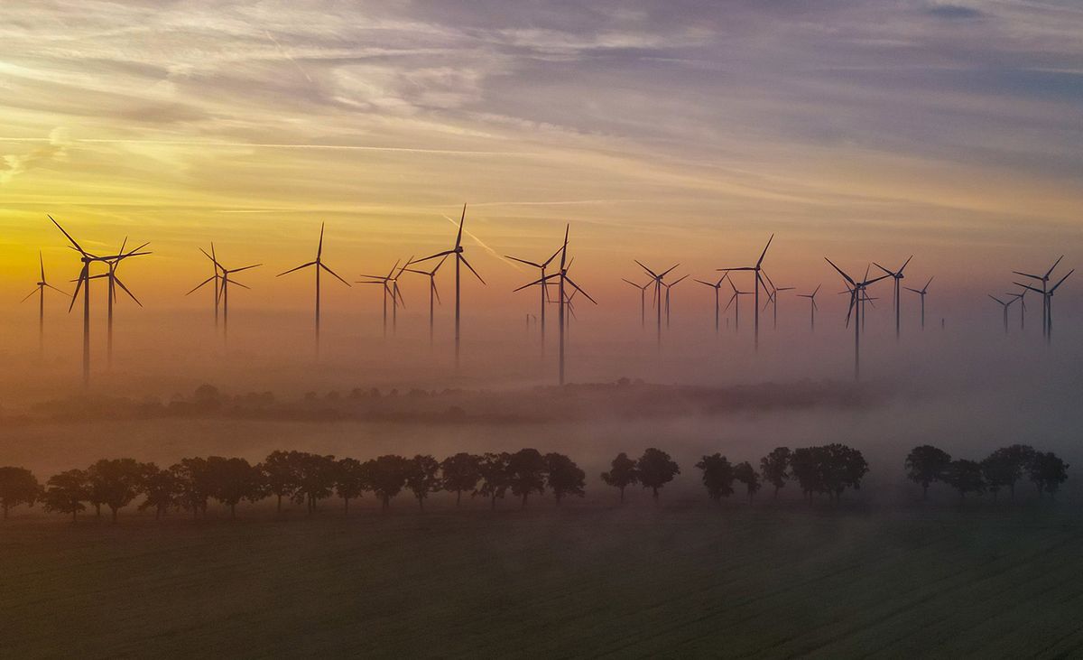 25 September 2023, Brandenburg, Sieversdorf: Sunrise in the morning fog over the wind energy park "Odervorland" (aerial photo with a drone). Photo: Patrick Pleul/dpa (Photo by PATRICK PLEUL / DPA / dpa Picture-Alliance via AFP)