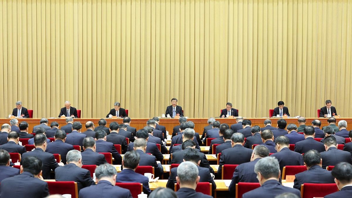 A gazdaság helyett a hadseregbe önti a pénzt Peking