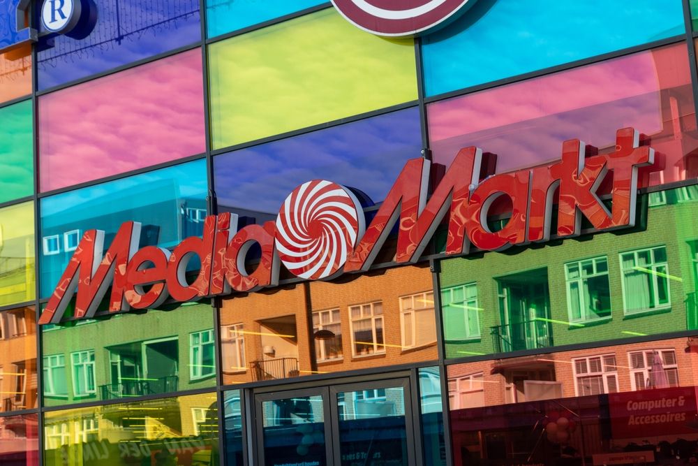 Mediamarkt,Shop,Sign,On,Colored,Reflecting,Windows,,A,Store,For