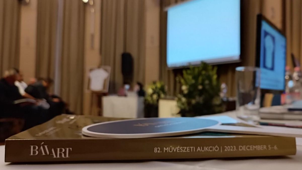 Történelmi ereklyék, ritka utazóládák és értékes festmények kerültek kalapács alá