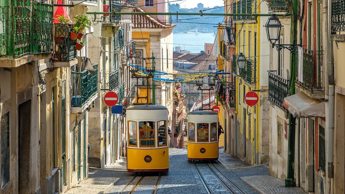 The,Gloria,Funicular,In,The,City,Center,Of,Lisbon,,Portugal dél-európa