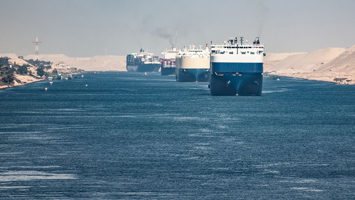 The,Suez,Canal,Is,A,Shipping,Canal,In,Egypt.a,Cargo globális kereskedelem szuezi-csatorna kalóz