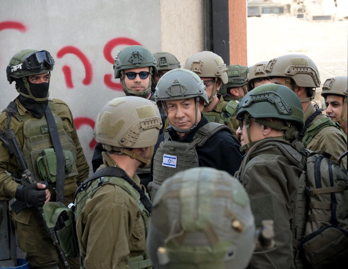Benjamin Netanyahu meets with Israeli soldiers near Gaza Strip