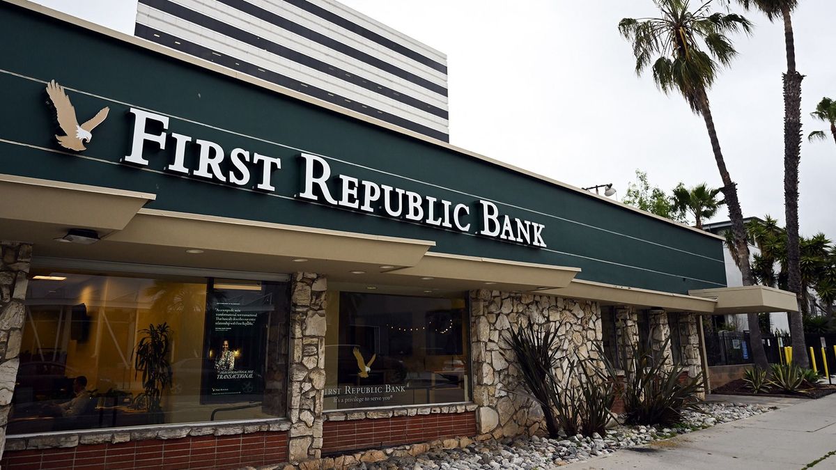 Bankbotrányoktól volt hangos a világ márciusban, miközben idehaza zakatolt a PMÁP értékesítése