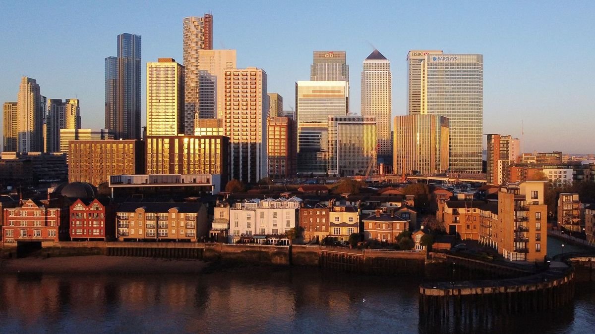 Elválnak egymástól az amerikai és brit jegybank útjai