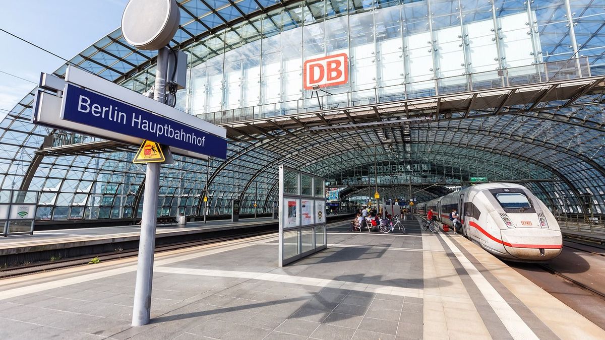 Berlin,,Germany,-,August,20,,2020:,Ice,4,High-speed,Train