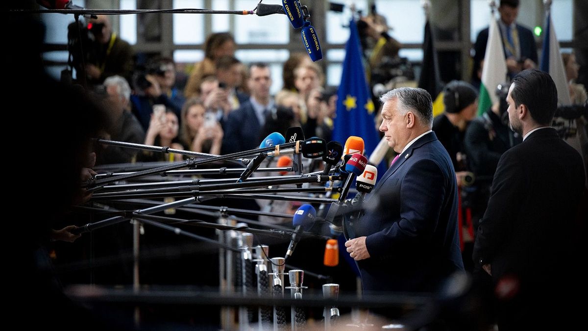 Brüsszel, 2023. december 14.A Miniszterelnöki Sajtóiroda által közreadott képen Orbán Viktor miniszterelnök újságíróknak nyilatkozik az Európai Unió tagországai állam- és kormányfőinek kétnapos tanácskozása előtt Brüsszelben 2023. december 14-én. Jobbról Havasi Bertalan, a kormányfő sajtófőnöke.MTI/Miniszterelnöki Sajtóiroda/Fischer Zoltán
