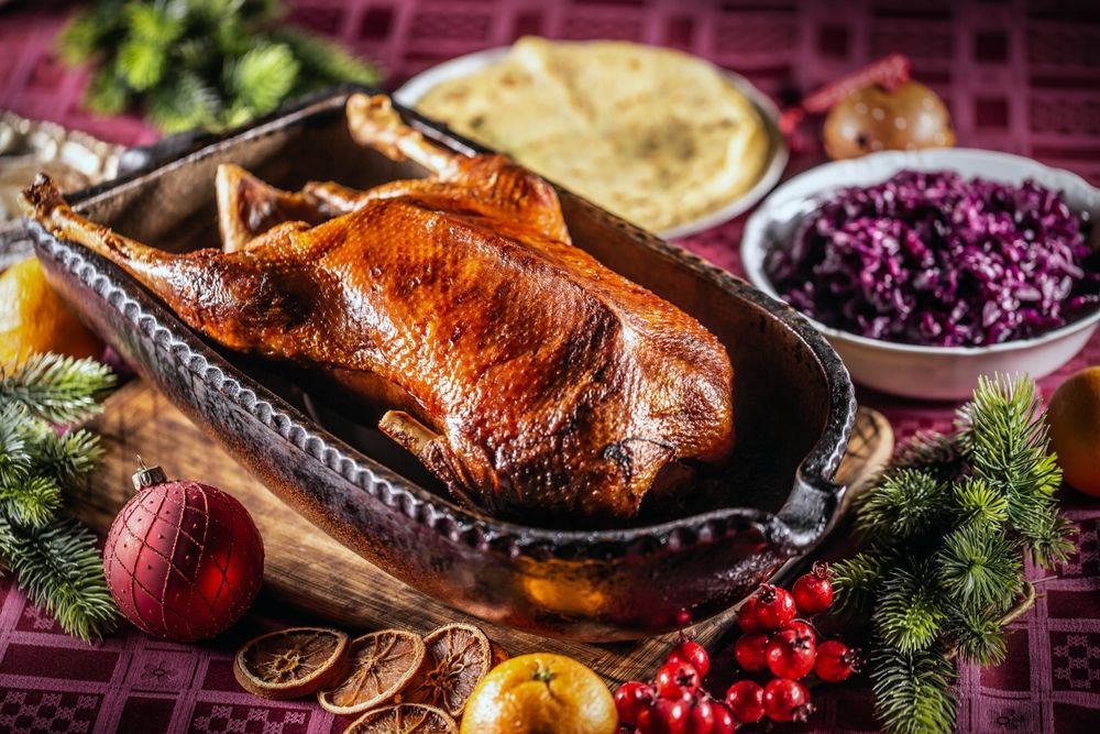 Christmas,Roast,Goose,With,Red,Cabbage,,Flat,Bread,In,An