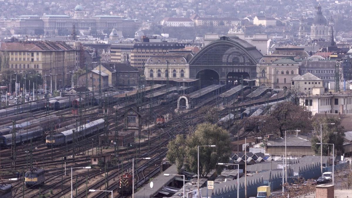 Káosz a közlekedésben: órákra a vonatokon ragadtak az utasok a felsővezeték szakadás miatt