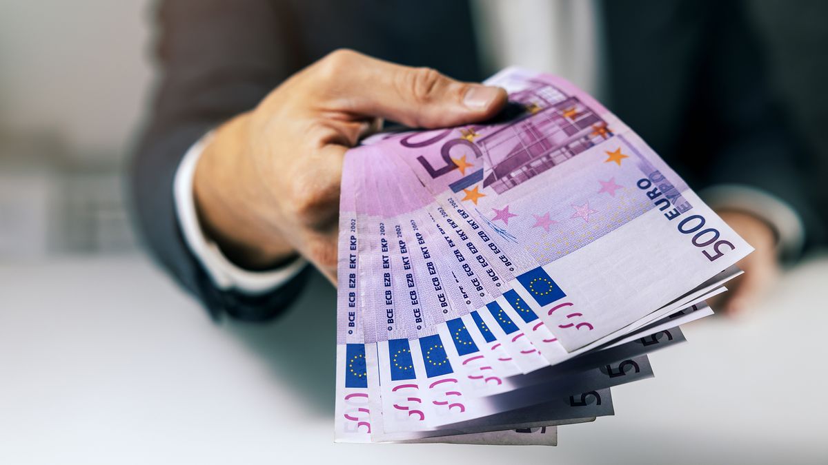 Hand,With,500,Euro,Banknotes.,Bank,Money,Loan,,Consumer,Credit