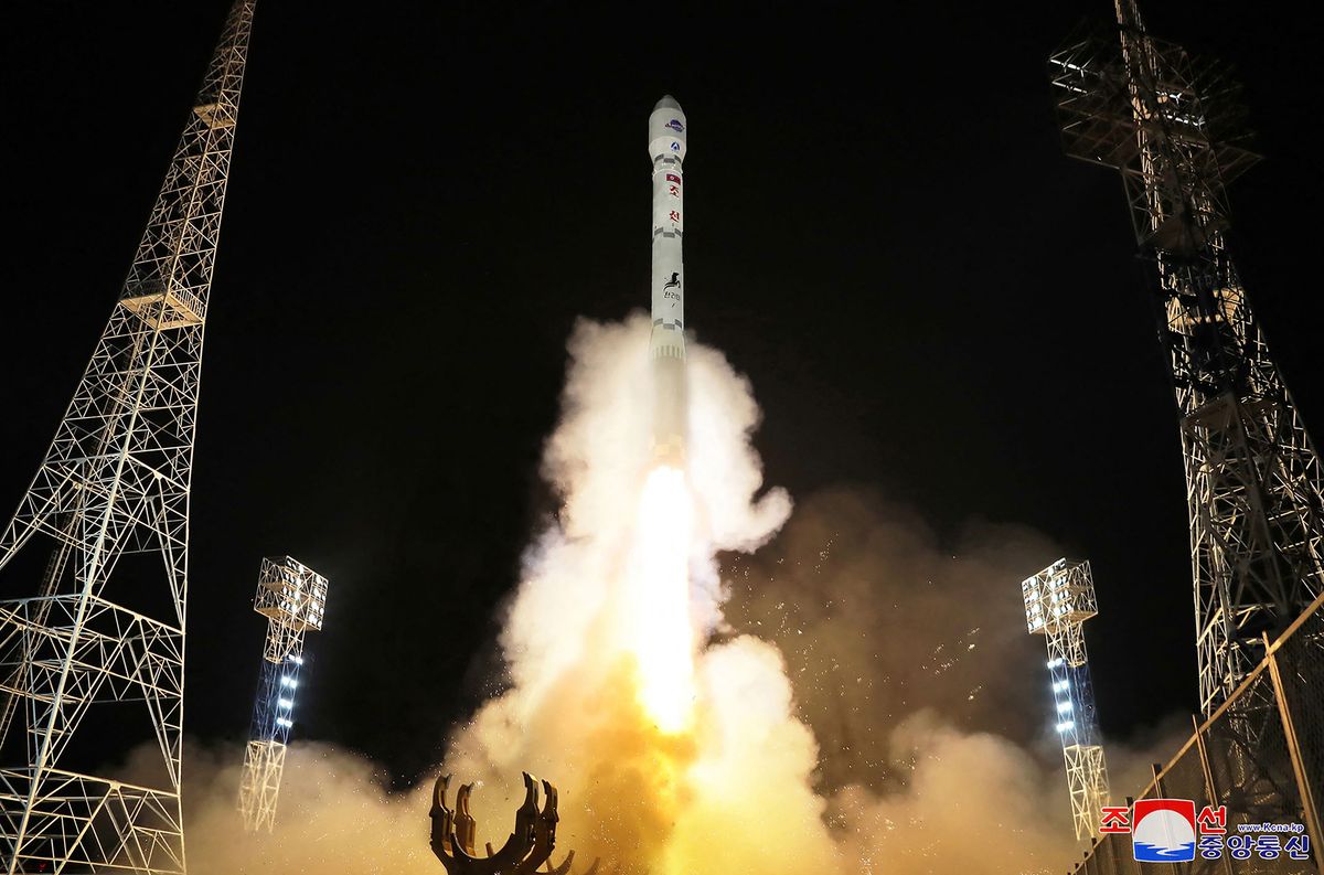This picture taken on November 21, 2023 and released from North Korea's official Korean Central News Agency (KCNA) on November 22, 2023 shows a rocket carrying the reconnaissance satellite 'Malligyong-1' being launched from the Sohae Satellite Launch Site in North Phyongan province. North Korea said on November 22 it had succeeded in putting a military spy satellite in orbit after two previous failures, as the US led its allies in condemning the launch as a "brazen violation" of UN sanctions. (Photo by KCNA VIA KNS / AFP) / South Korea OUT / REPUBLIC OF KOREA OUT---EDITORS NOTE--- RESTRICTED TO EDITORIAL USE - MANDATORY CREDIT "AFP PHOTO/KCNA VIA KNS" - NO MARKETING NO ADVERTISING CAMPAIGNS - DISTRIBUTED AS A SERVICE TO CLIENTS / THIS PICTURE WAS MADE AVAILABLE BY A THIRD PARTY. AFP CAN NOT INDEPENDENTLY VERIFY THE AUTHENTICITY, LOCATION, DATE AND CONTENT OF THIS IMAGE --- / kémműhold