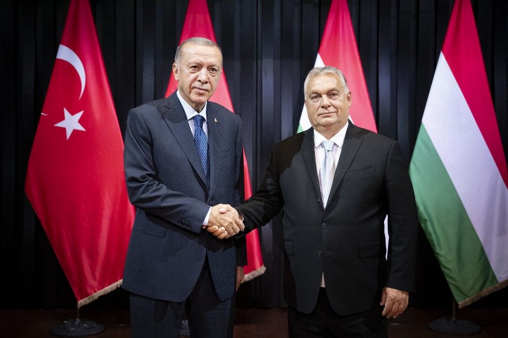 In this handout photo made available by the Hungarian Prime Minister's Press Office (MTI) shows Turkish President Recep Tayyip Erdogan (L) being welcomed by his host Hungarian Prime Minister Viktor Orban at the prime minister office of Budapest on August 20, 2023. (Photo by Vivien Cher Benko / MTI / AFP) / RESTRICTED TO EDITORIAL USE - MANDATORY CREDIT "AFP PHOTO /  MTI / Vivien Cher Benko " - NO MARKETING NO ADVERTISING CAMPAIGNS - DISTRIBUTED AS A SERVICE TO CLIENTS