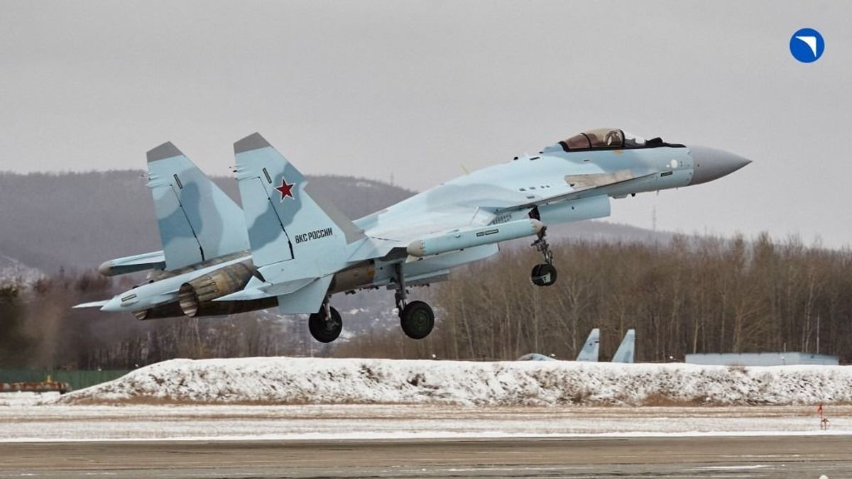 Vlagyimir Putyin repülőgépét Szu-35S vadászgépek kísérték Abu Dhabiba és Rijádba videó