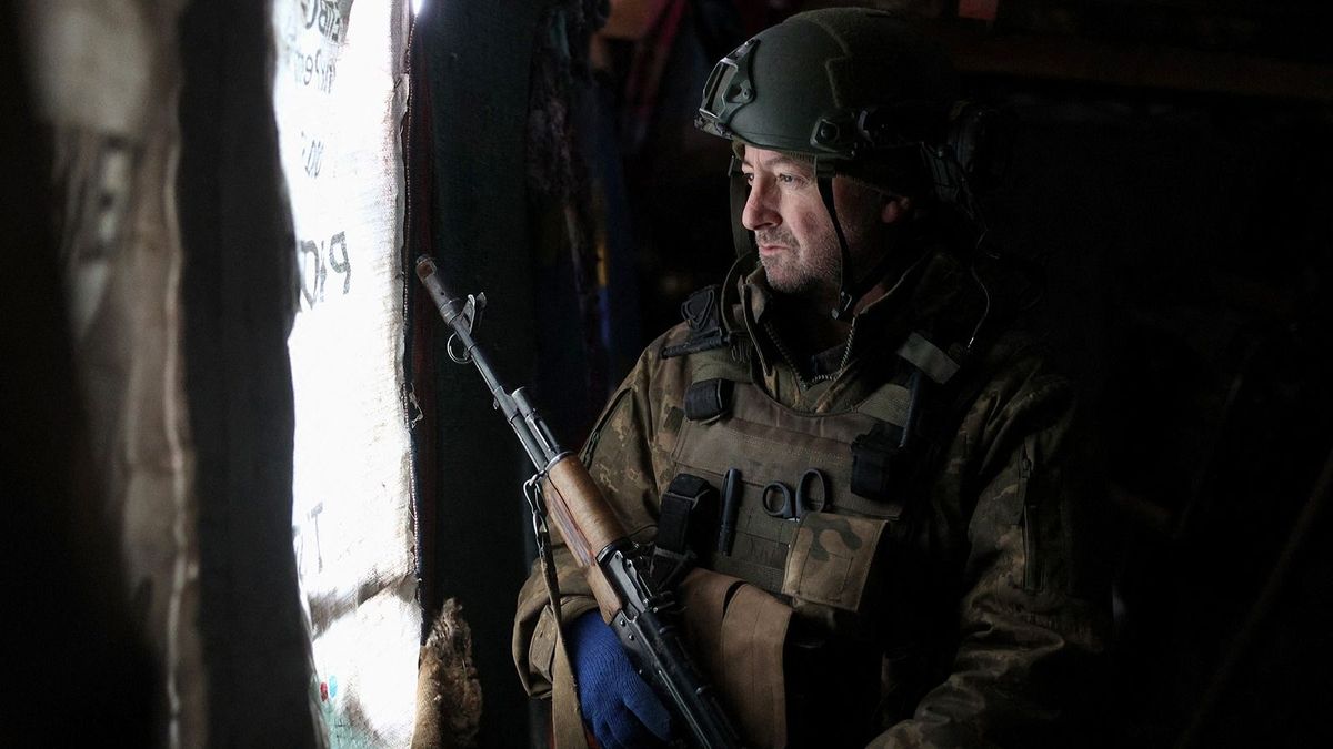 A Ukrainian soldier looks on as he holds his position at the front line near the Russian-occupied Ukrainian city of Horlivka, Donetsk region, on December 14, 2023. (Photo by Anatolii STEPANOV / AFP)