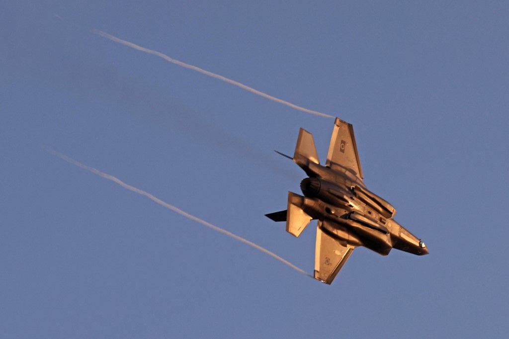 An Israeli Air Force F-35 Lightning II fighter jet performs during a graduation ceremony of Israeli Air Force pilots at the Hatzerim base in the Negev desert, near the southern city of Beer Sheva, on June 23, 2022. (Photo by Menahem KAHANA / AFP)