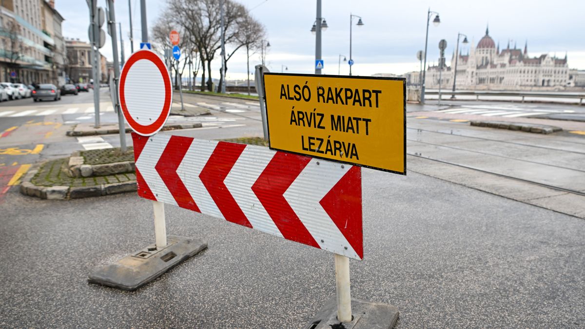 Megérkezett az árhullám Budapestre – Mentik az autókat a rakpartokról