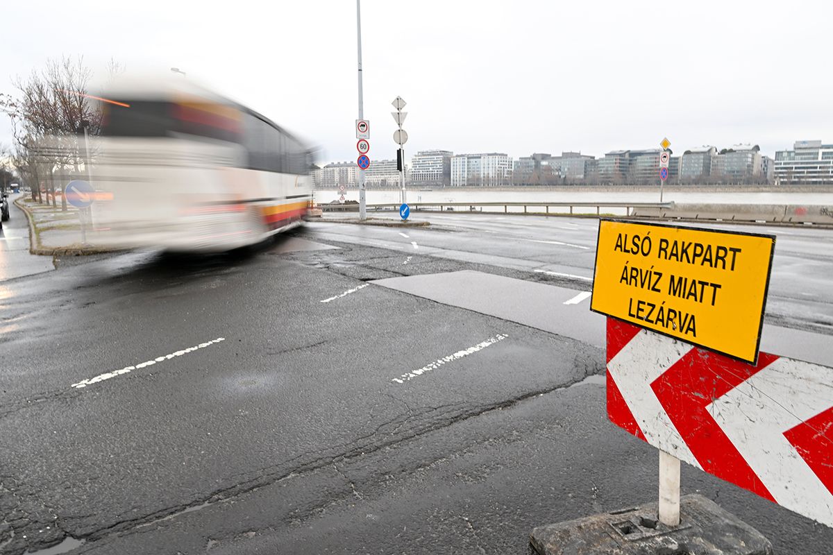 SLAWIK, HenrykBudapest, 2023. december 25.Az alsó rakpart lezárására figyelmeztető KRESZ-táblák Budán, a Rákóczi hídnál 2023. december 25-én. A Duna felső szakaszán elkezdődött az árhullám tetőzése; Budapesten a folyó tetőzése december 27-én napközben várható, 660 centiméter körüli vízállással, elsőfokú árvízvédelmi készültség mellett.MTI/Illyés TiborÁrhullám a Dunán, fővárosi rakpartlezárás