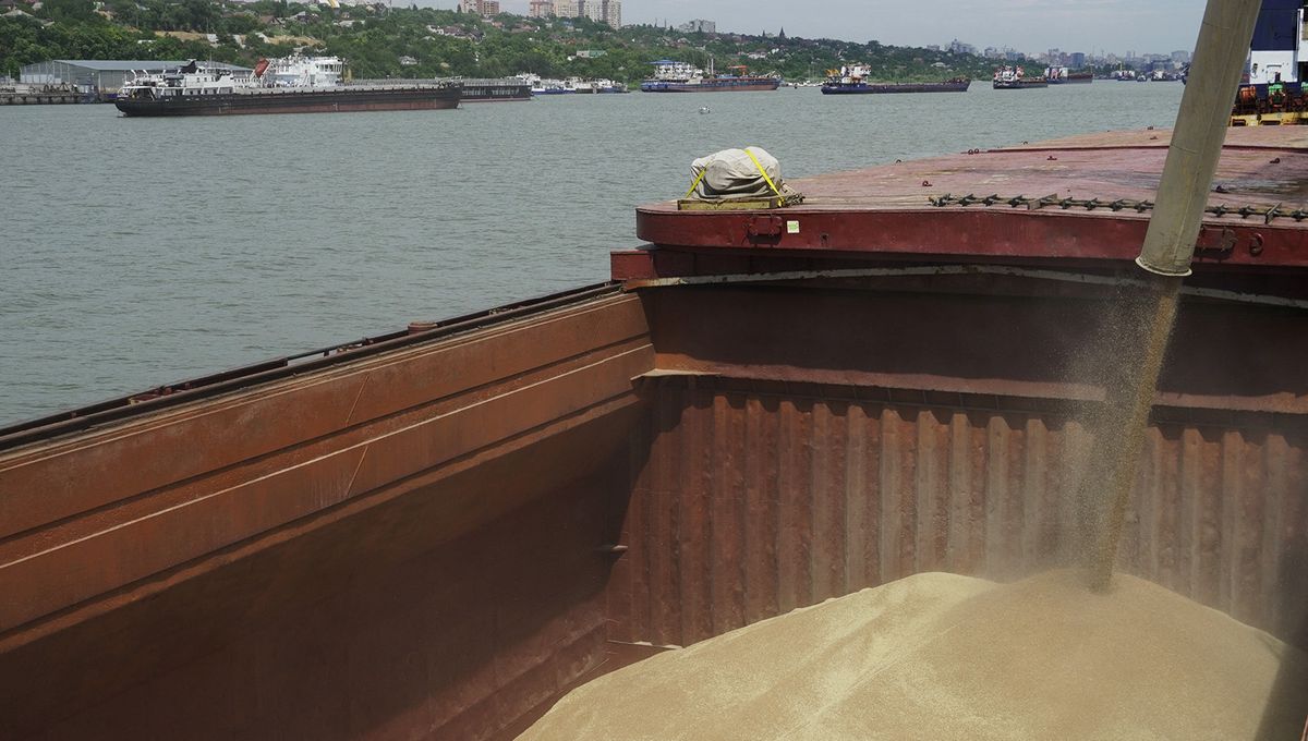 ROSTOV, RUSSIA - JULY 26: Grains to be shipped are loaded onto a ship at Port of Rostov-on-Don in Russia on July 26, 2022. Stringer / Anadolu Agency (Photo by STRINGER / ANADOLU AGENCY / Anadolu via AFP)