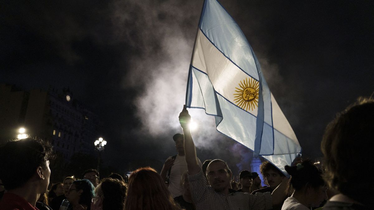 Argentínát sokkolták az új elnök első gazdasági intézkedései, az emberek utcára vonultak