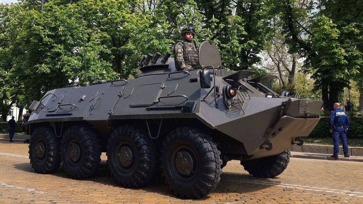 Ukrajna mégis kap páncélozott járműveket és légvédelmi rakétákat Bulgáriától