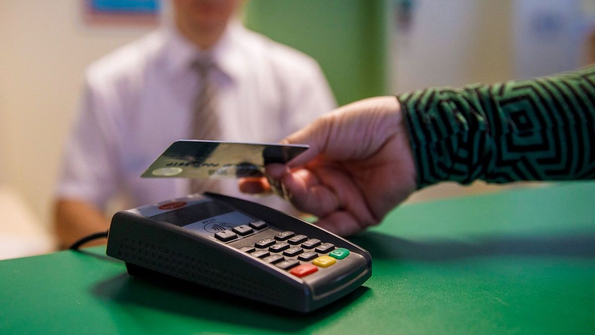 Karbantartások a hazai banknál: a boltokban sem fogunk tudni fizetni 