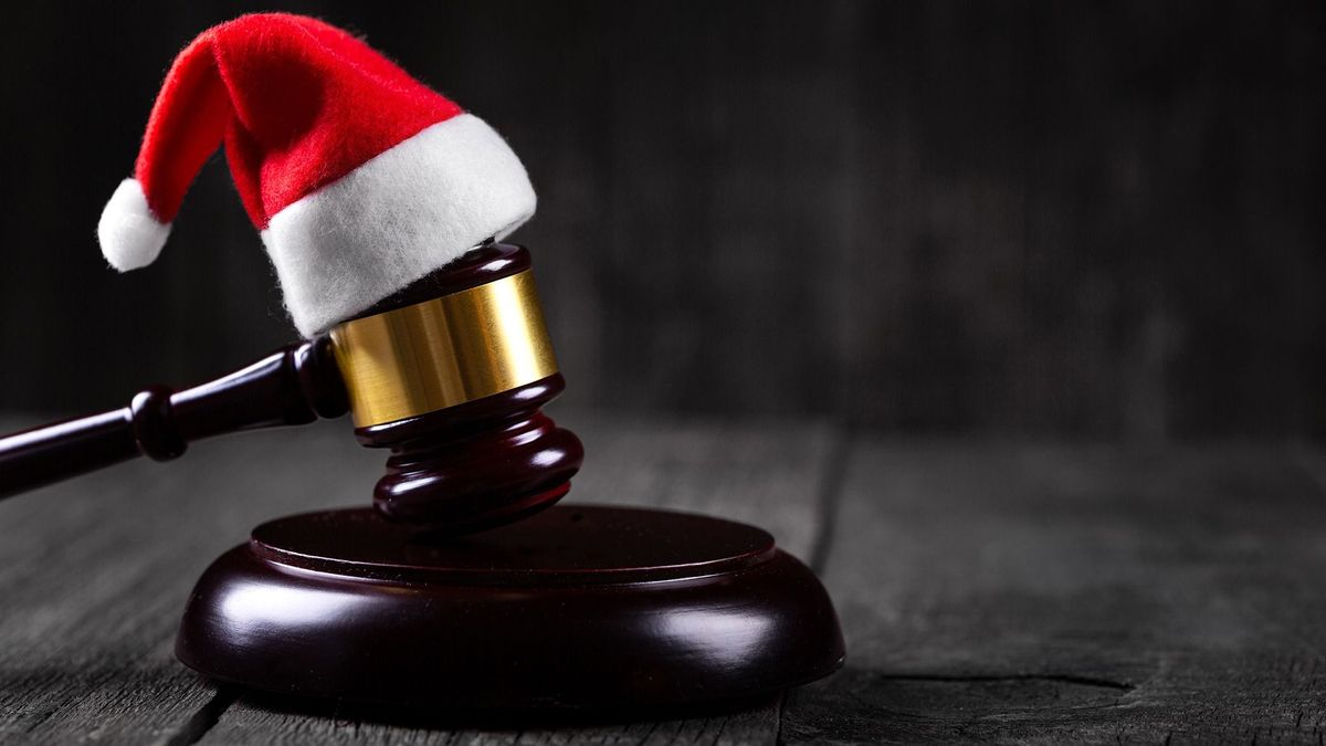 Santa,Claus,Hat,On,Judge,Gavel,On,Wooden,Rustic,Background. per karácsony