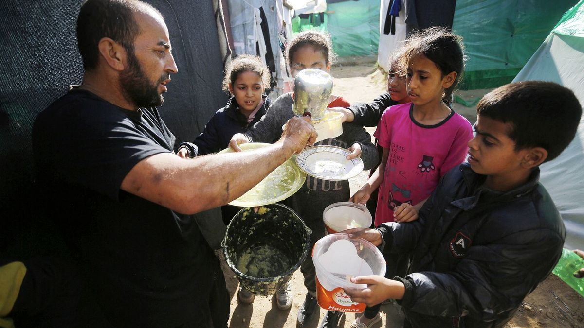 Displaced Palestinians in Deir Al-Balah face hunger and lack of water amid Israeli attacks izraeli háború