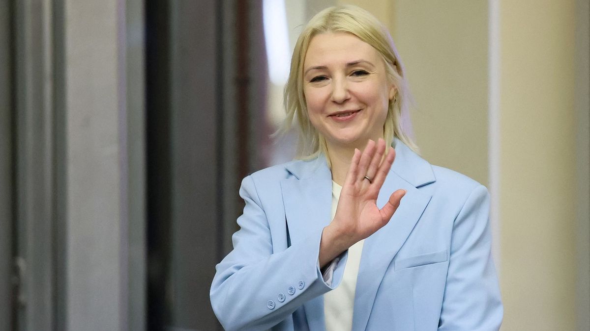 Yekaterina Duntsova, the 40-year-old independent politician who declared her intention to run in the 2024 presidential election, waves inside the Central Election Commission headquarters in Moscow on December 20, 2023. The election will be held over a three-day period from March 15 to 17. (Photo by Vera Savina / AFP)