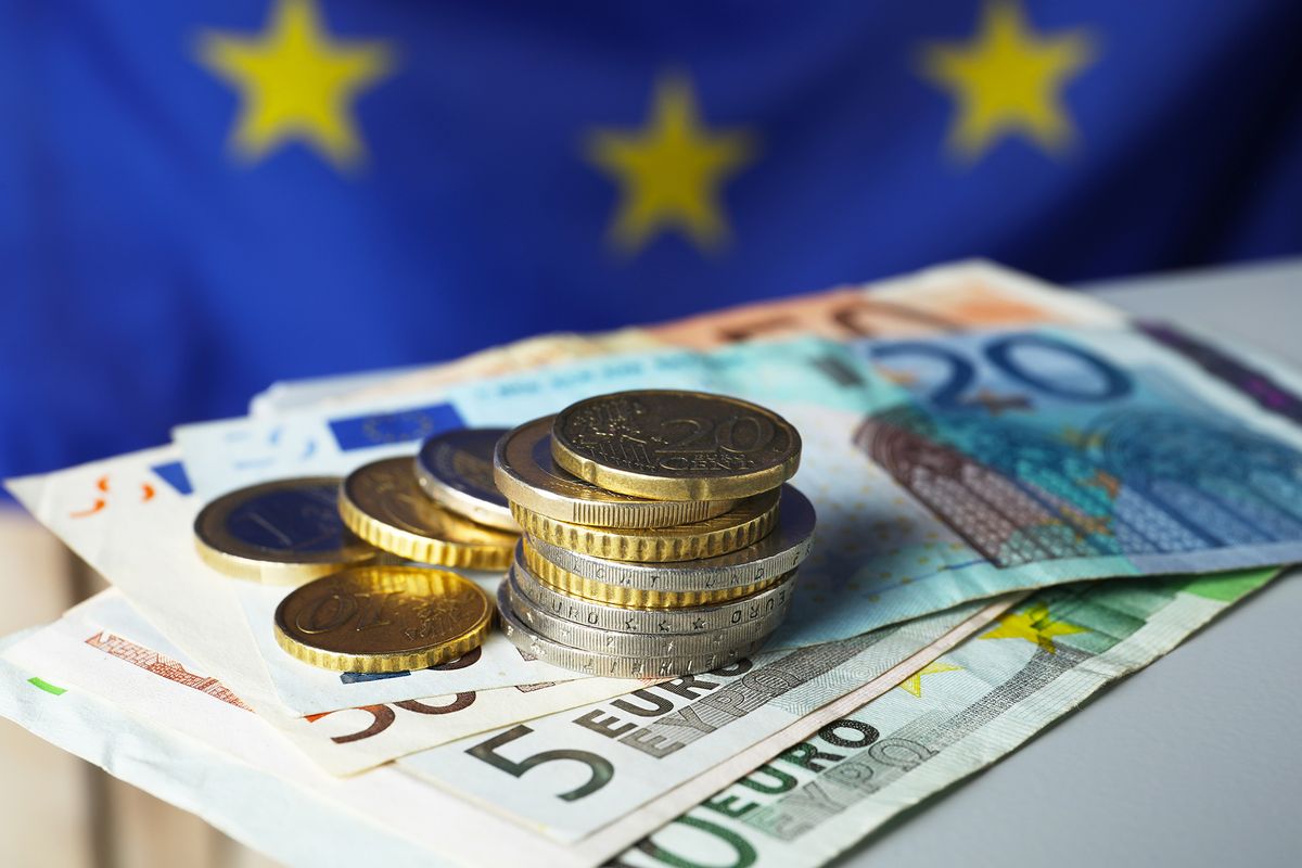 Coins,And,Banknotes,On,Table,Against,European,Union,Flag,,Closeup
infláció