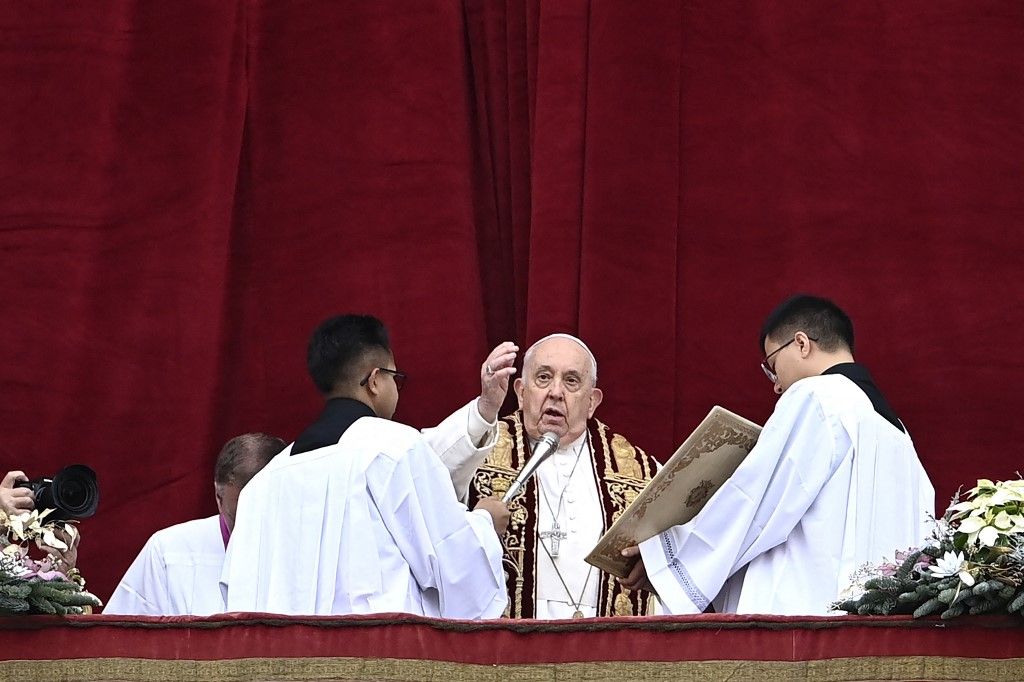 Pope Francis delivers the Christmas 'Urbi et Orbi' message