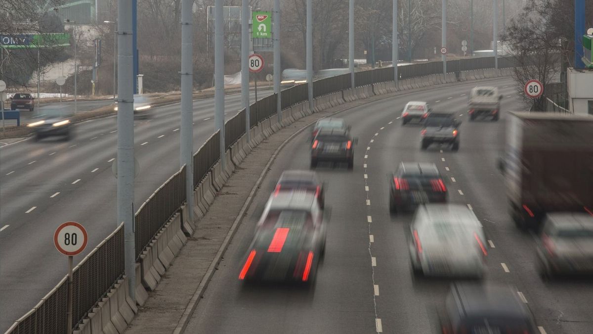 Dráguló autópályadíjak, pedagógus- és egészségügyi szakdolgozói béremelés – így változik az életünk január elsejével
