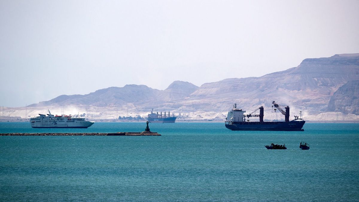 Work Continues To Free Container Ship Stuck In Suez Canal Szuezi-csatorna