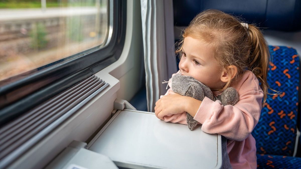 Friss bejelentés: ingyenes utazást biztosít a kisgyerekeknek a MÁV és a Volánbusz is