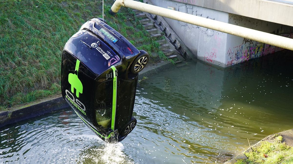 Tűzoltók, hivatásos búvárok és egy daru is kellett a III. kerületben patakba csúszott autó kiemeléséhez – képek