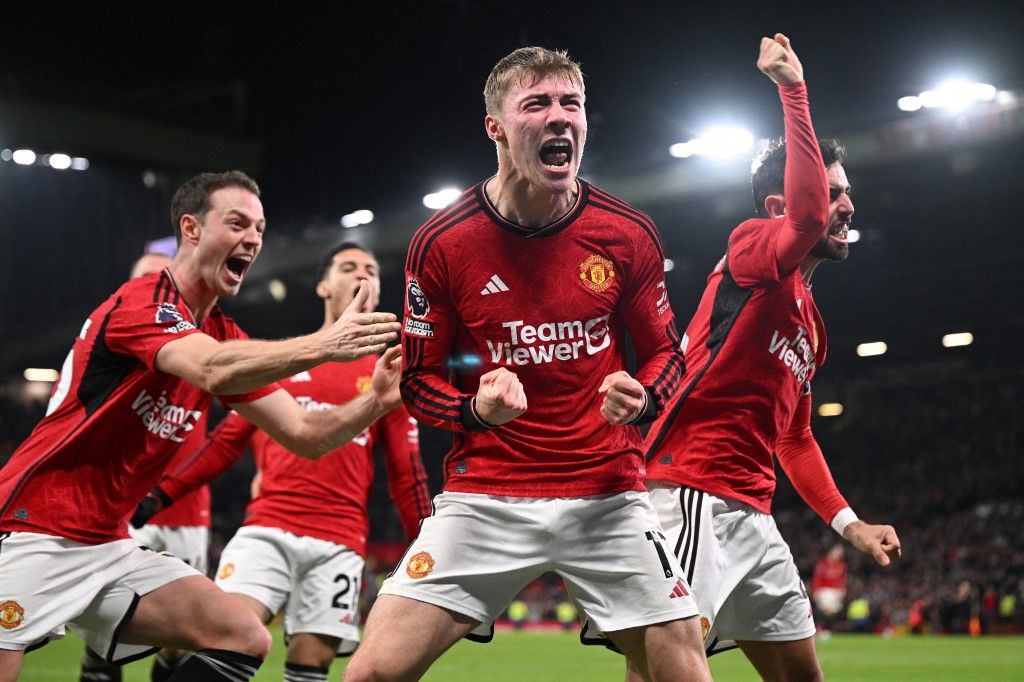 Manchester United's Danish striker #11 Rasmus Hojlund (C) celebrates with teammates after scoring their third goal during the English Premier League football match between Manchester United and Aston Villa at Old Trafford in Manchester, north west England, on December 26, 2023. (Photo by Oli SCARFF / AFP) / RESTRICTED TO EDITORIAL USE. No use with unauthorized audio, video, data, fixture lists, club/league logos or 'live' services. Online in-match use limited to 120 images. An additional 40 images may be used in extra time. No video emulation. Social media in-match use limited to 120 images. An additional 40 images may be used in extra time. No use in betting publications, games or single club/league/player publications. / 