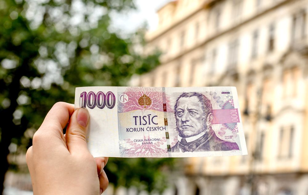 1000,Czech,Koruna,Czk,Banknote,Is,Holding,In,Hand,-, forint