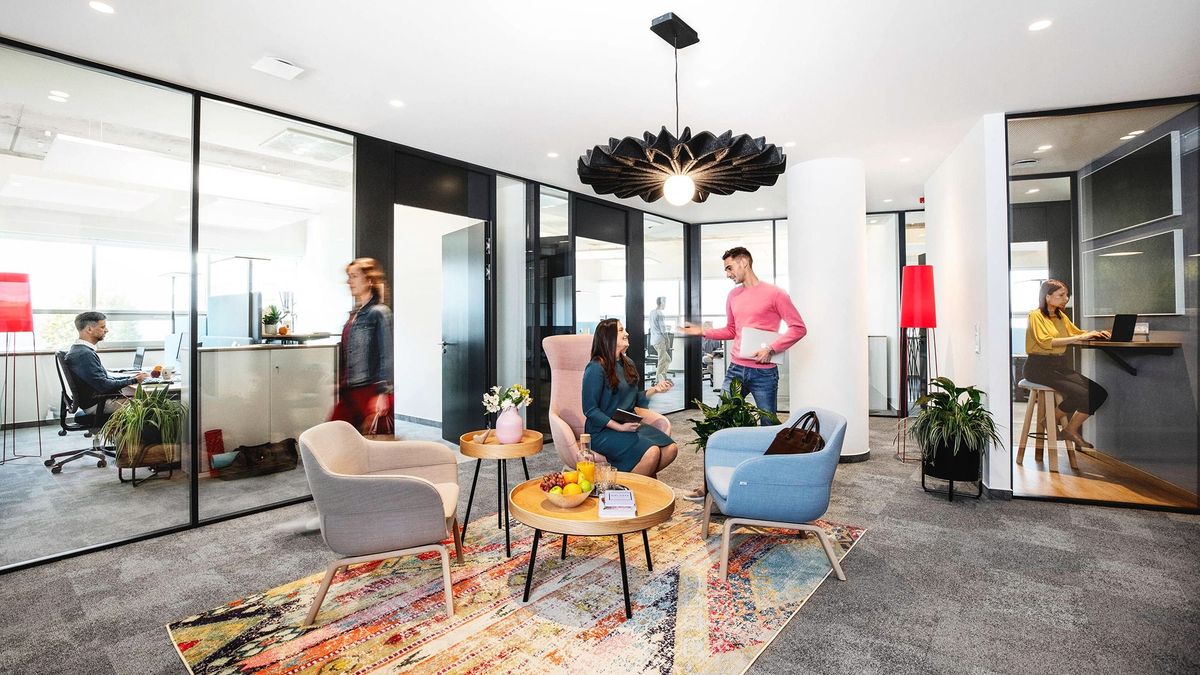 Egyedülálló szolgáltatásokkal csábítják vissza az irodákba a home office-ban ragadt munkavállalókat