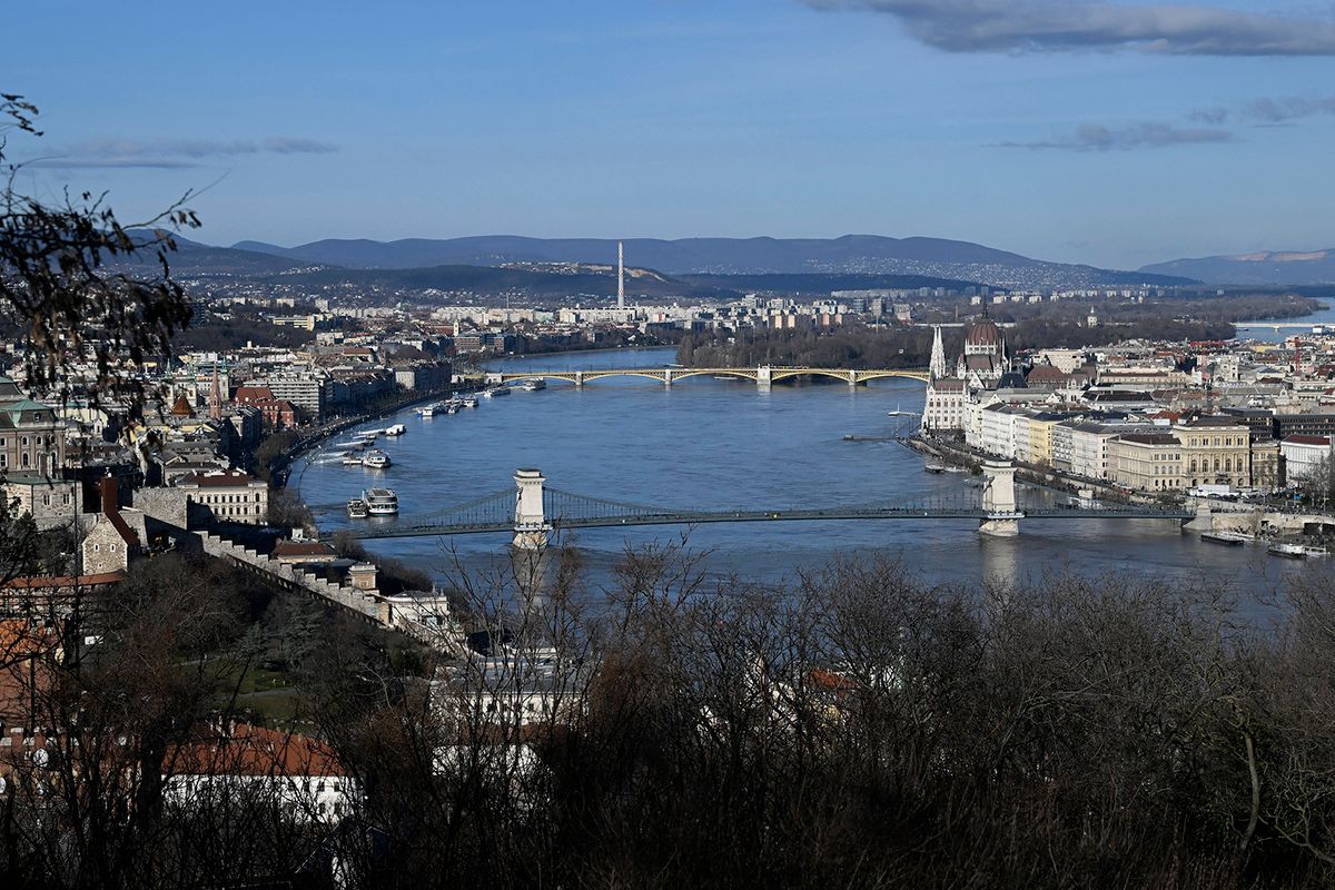 Budapest, 2023. december 27.
A kiáradt Duna Budapesten 2023. december 27-án. A csapadékos időjárás miatt a Dunán és mellékfolyóin árhullámok vonulnak le. Budapesten várhatóan december 28-án reggel tetőzik a Duna.
MTI/Kovács Tamás