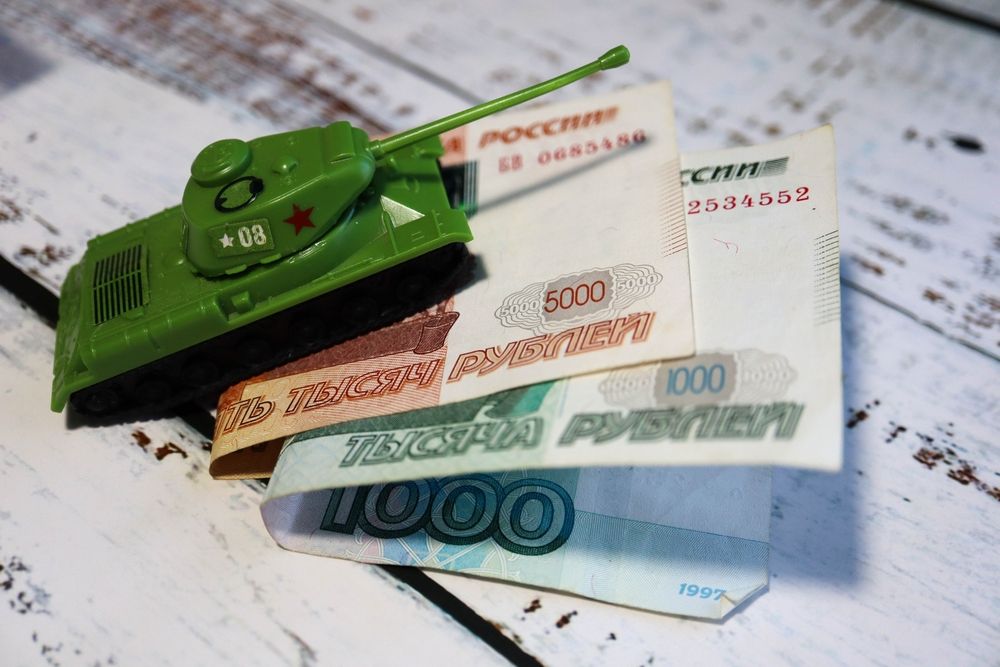 Toy,Tank,On,The,Russian,Banknote,5000,And,1000,Roubles